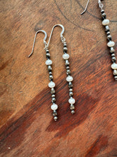 Load image into Gallery viewer, Teardrop &amp; pearl earrings
