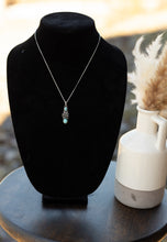 Load image into Gallery viewer, Whitewater flower necklace
