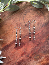 Load image into Gallery viewer, Teardrop &amp; pearl earrings
