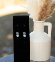 Load image into Gallery viewer, Golden Hills Flower earrings

